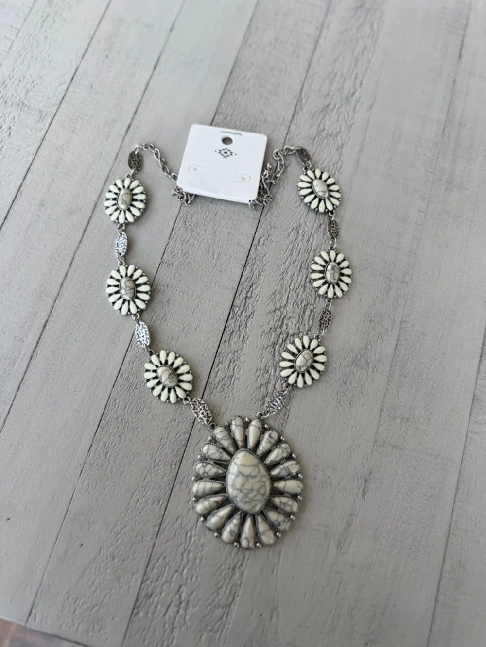 Western Fashion White Howlite Flower Statement Necklace